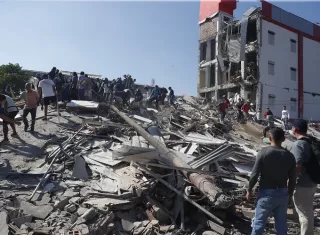 La Administración local también mantiene equipos encargados de realizar evaluaciones preliminares para determinar cuáles inmuebles requieren una revisión especializada. Foto. EFE