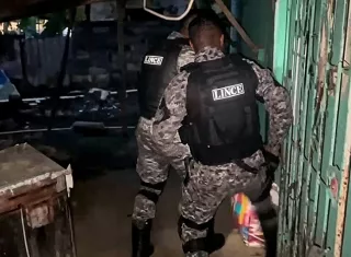 La policía realizó un extenso operativo mediante el cual ubicaron al sospechoso.  /  Imagen: Diómedes Sánchez