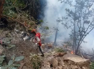 Una fotografía facilitada por la Cruz Roja de Kenia muestra a un miembro del equipo de respuesta a emergencias trabajando cerca del lugar del accidente de un helicóptero este miércoles, en el condado de Samburu. Foto. EFE