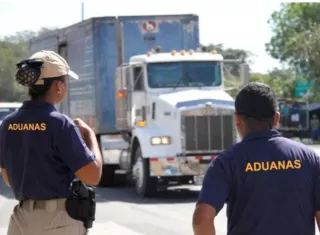 Se denunció además el supuesto nombramiento en Aduanas de personas que habrían sido destituidas de la Policía Nacional por casos de corrupción. 