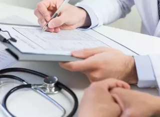 La medida abre la puerta para que situaciones relacionadas con certificados falsificados, diagnósticos irregulares o comercialización ilegal de expedientes médicos sean investigadas por la vía penal.