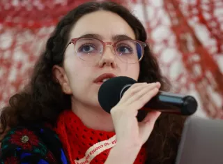 La investigadora del Programa de Derechos Humanos de la Universidad Iberoamericana (UIA), Andrea Horcasitas Martínez,  puntualizó en el evento que aunque las fiscalías registraron 46 % más fosas que los medios, estos últimos documentaron 46% más cuerpos de personas. Foto. EFE