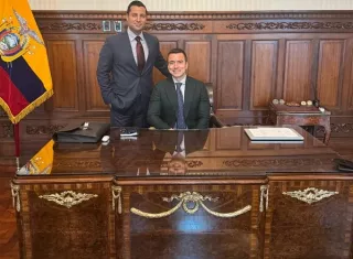 El presidente Daniel Noboa declaró tres días de luto nacional por la muerte del director de inteligencia Michele Sensi-Contugi, quien también tuvo un breve paso por el Ministerio de Gobierno, y dispuso que la bandera del país permanezca izada a media asta hasta el sábado en todos los edificios públicos. Foto. @DanielNoboaOk