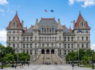 Los investigadores indicaron que la mujer vigiló los alrededores del Capitolio del estado de Nueva York en al menos cinco ocasiones distintas. Foto. IA