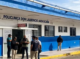 La víctima fue auxiliada y trasladada al cuarto de urgencias de la Policlínica Don Laurencio Jaén Ocaña dodne falleció.  /  Foto retocada con IA: Diómedes Sánchez