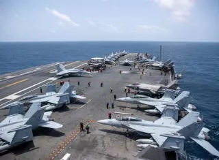 Los tripulantes del USS George Washington trabajaban en la cubierta de vuelo mientras el navío se desplazaba por el mar Arábigo. Foto. @CENTCOM