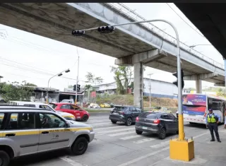 Los tiempos de luz verde se regularán dinámicamente según la saturación de carriles detectada, eliminando los periodos inactivos habituales de las fases fijas. 