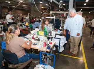 El presidente José Raúl Mulino visitó este viernes las instalaciones de la compañía y conversó con los jóvenes durante su recorrido.