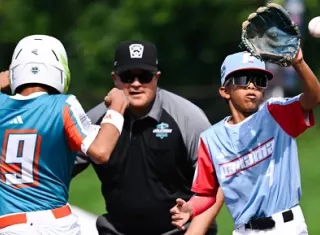 Acción del partido entre Nicaragua y Panamá en la Serie Mundial de Béisbol de Pequeñas Ligas. 