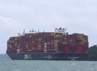 Un buque portacontenedores en su tránsito por el Canal de Panamá. Foto: EFE