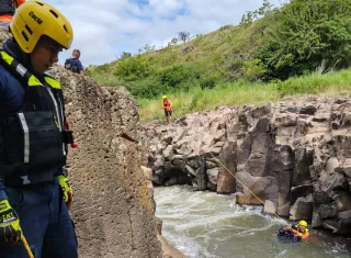 Los rescatistas del Cuerpo de Bomberos y el Sinaproc participan en el operativo de búsqueda.  /  Foto: BCBRP