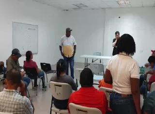 En la provincia de Colón, la actividad cafetalera se concentra principalmente en los distritos de Chagres y Donoso, así como en las comunidades del área del Lago Gatún y el sector de la Transístmica.