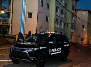 Las autoridades buscan al pistolero.  /  Foto mejora IA: Diómedes Sánchez