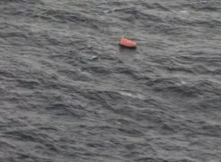 Dos de los 24 miembros de la tripulación fueron avistados en balsas salvavidas por un avión de la Armada india el sábado, tras lo cual fueron rescatados por el buque comercial MT AISOPOS. Foto. @PortalPortuarioo.