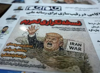 Copias del diario iraní 'Jame-Jam' con una caricatura del presidente de EE.UU., Donald Trump, y un titular en persa que dice 'Versión Duplicada de Sanciones' informando sobre la nueva amenaza económica contra Irán. Foto. EFE