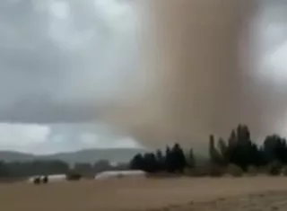Más de 120 bomberos estaban movilizados sobre el terreno, apoyados de especialistas, y que se esperaban refuerzos de departamentos vecinos. Foto. Redes