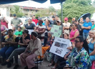 La mayoría de los residentes denunciaron que viven con el temor constante de que las estructuras colapsen debido al desprendimiento de losas en los techos. Foto. Eric Montenegro