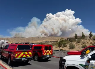 Unos 720 trabajadores, entre bomberos y personal de emergencia, se encuentran sobre el terreno para controlar el fuego. Foto. @WashoeSheriff