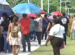Algunos llegaron desde las 3:00 y 4:00 de la madrugada, pero aun así se encontraron con una fila que rápidamente tomó los alrededores del estadio. 