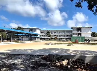 El personal docente advierte sobre las sofocantes temperaturas que se sufren dentro de los modulares, afectando la salud y el rendimiento de la comunidad educativa. Foto. Thays Domínguez