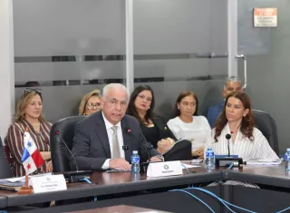 El ministro del Mida, Roberto Linares, compareció hoy a la Asamblea Nacional de Diputados donde presentó su presupuesto del 2027, de los cuales B/.130,655,700 corresponden a inversión, mientras que otros B/.78,649,780 serían destinados al funcionamiento de la institución.