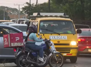 El reclamo de los residentes es sencillo: si se sabía que miles de personas llegarían al estadio durante varios días, había que preparar un plan de movilidad para no convertir la entrega de las tarjetas en un dolor de cabeza para todo el distrito.