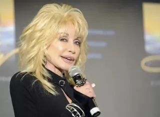 Donald Trump decreta luto en honor  a Dolly Parton y lamenta su muerte