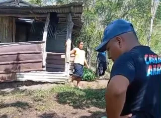Enereida Moctezuma, junto con el personal docente, apelan a la solidaridad de las autoridades locales y del Gobierno Nacional para conseguir un terreno o reubicación cerca del centro escolar. Foto. Diómedes Sánchez