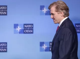 El subsecretario de Defensa de Estados Unidos, Elbridge Colby, envió hoy este mensaje en una comparecencia junto con el secretario general de la OTAN, Mark Rutte, con quien se reunió en la sede de la organización en Bruselas. Foto. EFE