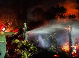 En este momento, según el balance más reciente de la Unidad Nacional para la Gestión del Riesgo de Desastres (UNGRD), hay 21 incendios activos en los departamentos del Tolima. Foto. EFE