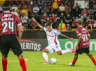 El lateral izquierdo de Plaza Amador, Eric Davis, durante el partido que enfrentó su equipo ante la Liga Deportiva Alajuelense. 