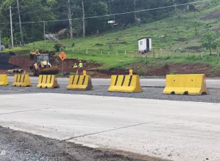 El ministro de Obras Públicas, José Luis Andrade recomendó a la empresa contratista Constructora Meco, S.A., ha sido la limpieza de la isleta central y el parcheo con asfalto de los huecos existentes en los 19 kilómetros que abarca el proyecto.