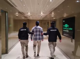 El sospechoso fue retenido en el aeropuerto de Tocumen.  /  Imagen: Migración Panamá