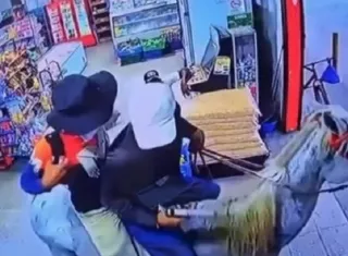 Los sospechosos escaparon galopando a toda prisa.  /  Captura de video: coclenews