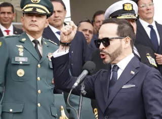 Antes de asumir el cargo, >Abelardo de la Espriella aseguró que en su "Gobierno no habrá ofertas generosas ni concesiones inaceptables como las que recibieron" de Gustavo Petro, y en su discurso de investidura subrayó que "la opción del diálogo está completamente agotada" con los grupos armados ilegales. Foto. EFE