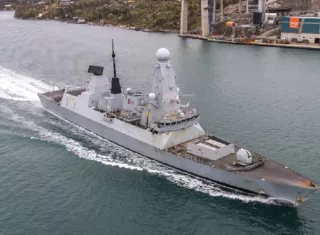 La Armada británica explicó hoy en un comunicado que el destructor HMS Duncan, la fragata HMS St Albans y el patrullero HMS Severn vigilaron las actividades del destructor ruso Admiral Levchenko.