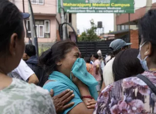 El organismo nepalí cifró en 2.418 las personas que continúan registradas como incomunicadas o desaparecidas, entre ellas 589 ciudadanos extranjeros y 933 trabajadores de proyectos hidroeléctricos de la zona. Foto. EFE