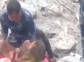 Una niña de seis años fue rescatada con vida este sábado en Timure, en el norte de Nepal, casi 60 horas después de quedar atrapada bajo los restos arrastrados por la riada.