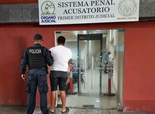 El sospechoso será remitido al Sistema Penitenciario.  /  Fotocomposición generada con IA