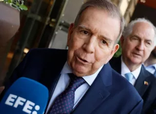 Edmundo González Urrutia dijo  dijo que recuperar la industria petrolera es necesario pero "recuperar Venezuela es recuperar la vida de su gente". Foto. EFE