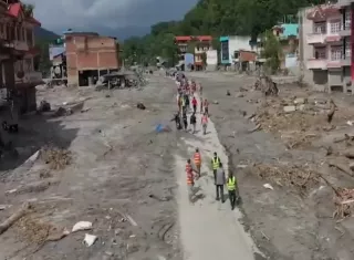 Grupos de rescate recorren las comunidades afectadas por las fuertes riadas, buscando sobrevivientes o cadáveres. Foto. EFE