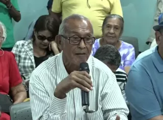 Un grupo de jubilados participa en la mesa técnica que evalúa el proyecto en la Asamblea Nacional. 