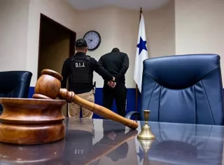 El imputado será remitido al Sistema Penitenciario.  /  Fotocomposición realizada con IA