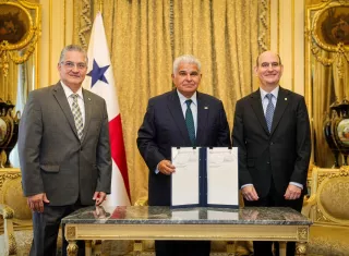 Durante el acto de sanción, Mulino estuvo acompañado por el ministro de la Presidencia, Juan Carlos Orillac, y por Chapman.