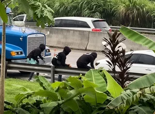 Los sospechosos sometieron al conductor con un arma de fuego.  /   Captura de video mejorada con IA