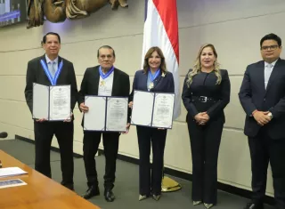 La Primera Dama, el abogado y docente José Rigoberto Acevedo y el excampeón mundial de boxeo Roberto “Mano de Piedra” Durán recibieron la Medalla Justo Arosemena durante la conmemoración de los 120 años de la Asamblea Nacional.