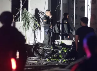 Policías e investigadores inspeccionan la estación de policía luego de que un coche bomba fuera detonado la noche de este martes en Los Patios (Colombia).  Foto. EFE