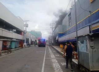 Los camisas rojas trabajan a toda capacidad para sofocar las llamas y evitar que el fuego se extienda a otros establecimientos y estructuras cercanas.  /  Foto: BCBRP