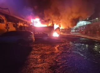 Anoche, las lenguas de fuego se alzaron varios metros por el aire, alterando a las personas que estaban cerca.  /  Foto: BCBRP