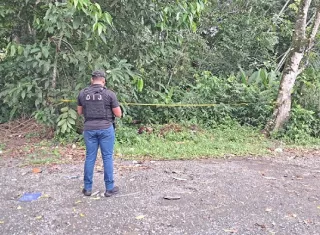 El cuerpo estaba de medio lado en la orilla de la vía.  /  Foto: Diómedes Sánchez